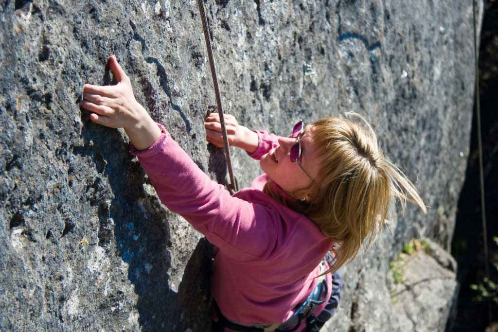 15-01-09-customer-experience-improvement-climbing-woman